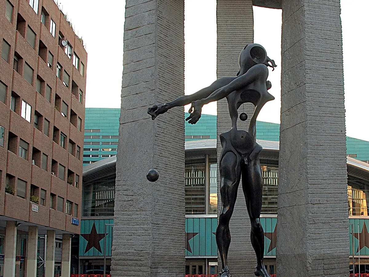 Escultura y Dolmen de Dalí