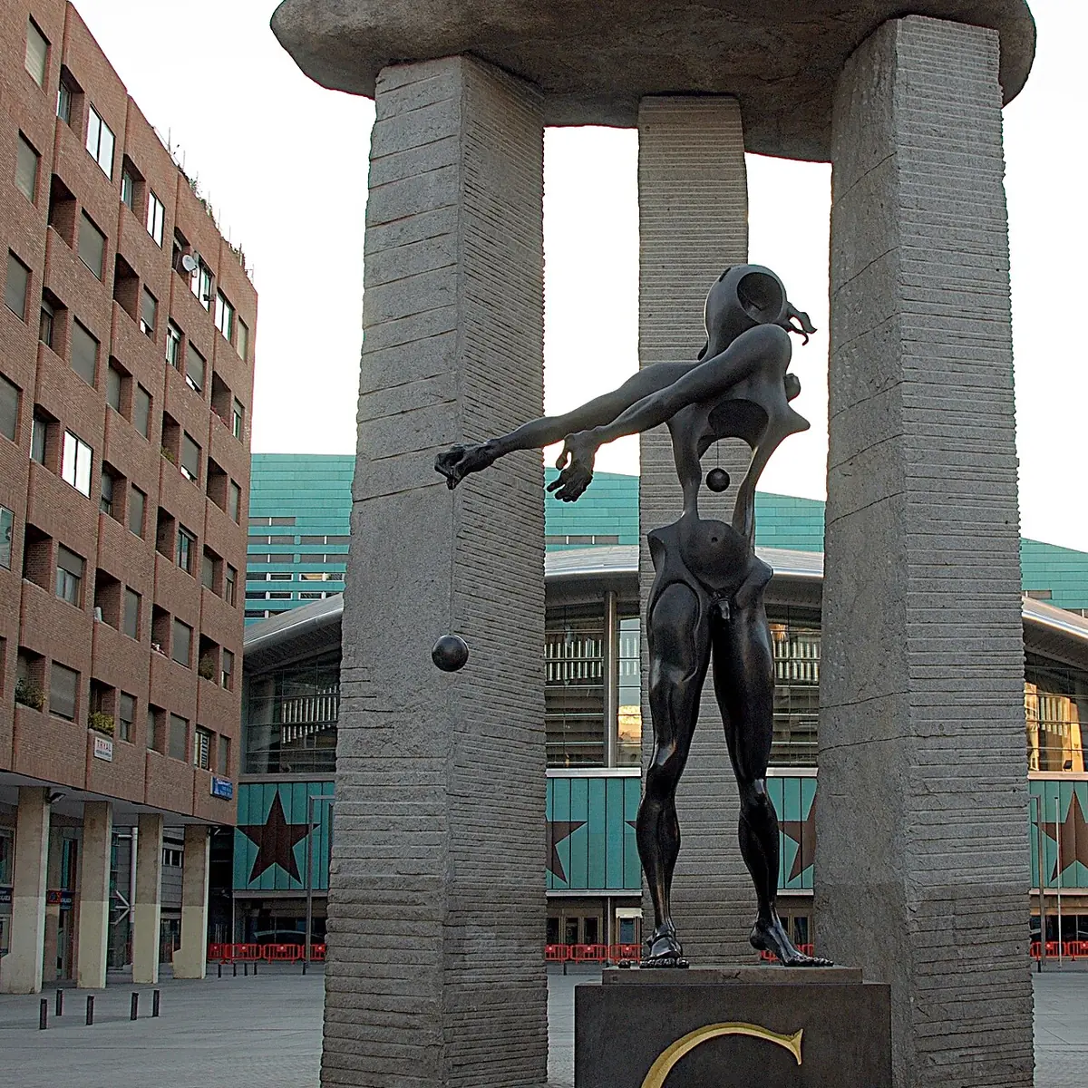 Escultura y Dolmen de Dalí