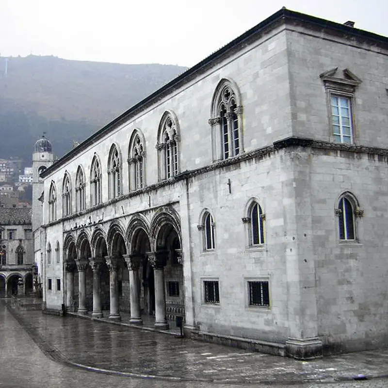 Knežev dvor