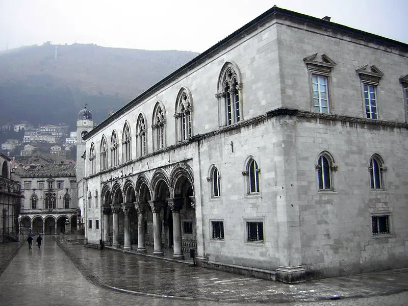 Knežev dvor