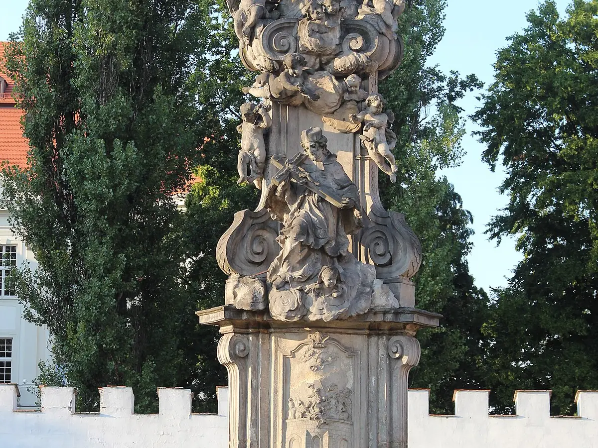Figura Matki Boskiej z Dzieciątkiem i Świętego Jana Nepomucena